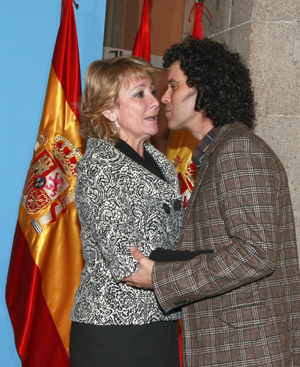 Esperanza Aguirre saluda a Pedro Zerolo. FOTO: EFE.