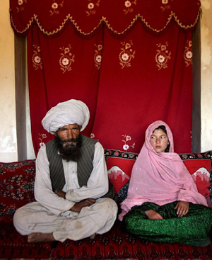 Escena de la ceremonia de compromiso entre Faiz Mohammed, de 40 años, y Ghulam Haider, de tan sólo 11.