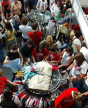 Personas mirando ropa en unos almacenes en época de rebajas. FOTO: Javier Martín.