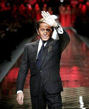 Valentino saluda tras su desfile de despedida. Foto: EFE)
