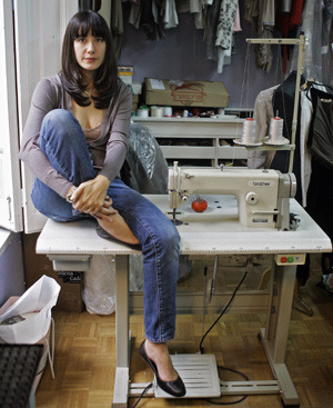 Carmen March posando en su estudio. FOTO: ANTONIO HEREDIA.