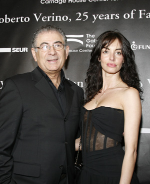 El diseador junto a la modelo Carla Collado.