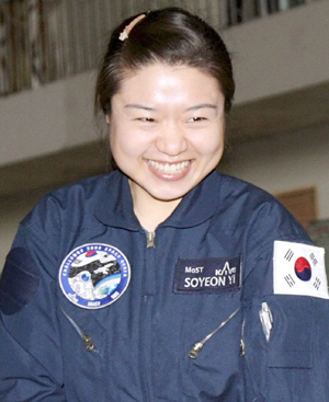 Yi So-yeon sonre tras conocer que ha superado el examen en el simulador de la EEI. FOTO: EFE.
