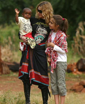 Madonna, con el pequeo David en brazos y su hija biolgica Lourdes Mara. FOTO: AFP.