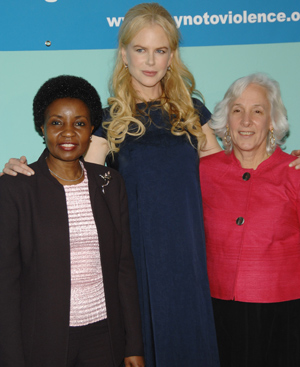 Nicole Kidman posa entre la Vice-Secretaria General de la ONU, Asha-Rose Migiro y la directora ejecutiva de UNIFEM, Joanne Sandler FOTO: AP