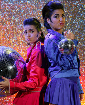 Disco y Grfica cargando sendas bolas de discoteca, preparan su asalto eurovisivo.