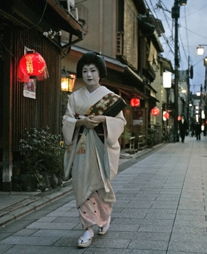 La joven Komomo, de camino al teatro en el que acta. FOTO: REUTERS.
