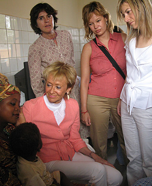 María Teresa Fernández de la Vega, la ministra de Igualdad, Bibiana Aído y Leire Pajín, en su visita oficial a Níger.