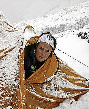 La alpinista Edurne Pasaban en su tienda de campaa. FOTO: Movistar