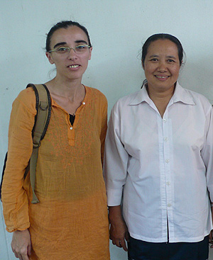 Concha Pins, a la izquierda, junto a la doctora Cynthia Maung, creadora de una red que atiende a desfavorecidos. FOTO: Cortesa de Concha Pins