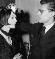 Fotografa de archivo del ao 1957 del Saint Laurent colocando una flor en la cabeza de una modelo antes del desfile con las ltimas creaciones de la Casa Dior. FOTO: EFE.