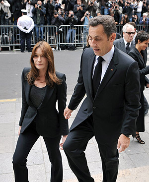 Carla Bruni y Nicolas Sarkozy a su llegada a la iglesia de Saint Roch. FOTO: AFP