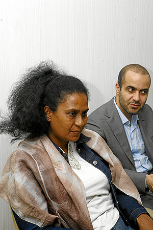 Liemia El Jaili, junto a uno de los traductores, durante el encuentro. (Foto: Antonio M. Xoubanova)