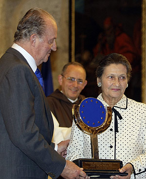 El Rey hace entrega a Simone Veil del Premio Europero Carlos V. FOTO: REUTERS