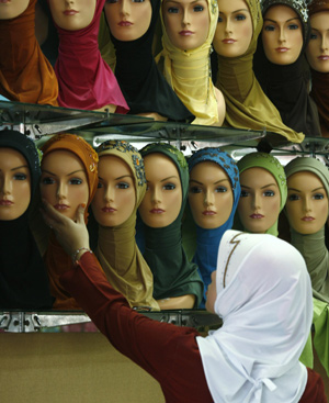 Una joven escoge un hiyab en una tienda de Yakarta. FOTO: REUTERS.
