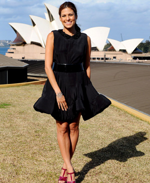 Eva Mendes sonre ante la pera de Sidney. FOTO: EFE.