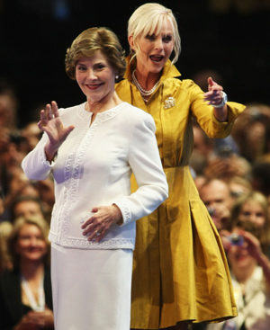 Laura Bush y Cindy McCain tras pronunciar sus respectivos discursos. FOTO: AFP.