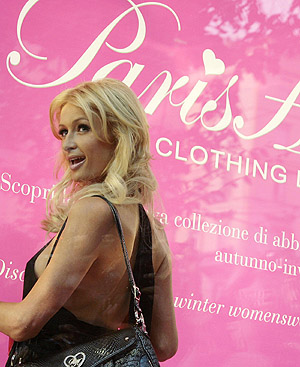 Paris Hilton posa en Miln tras presentar su coleccin de ropa. FOTO: REUTERS