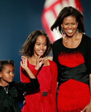 Michelle posa con sus hijas la noche del 4 de noviembre. FOTO: AFP.