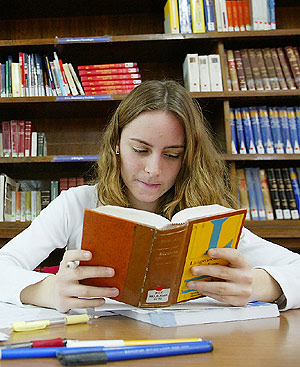 Mujer estudiando. Foto: Antonio Heredia.