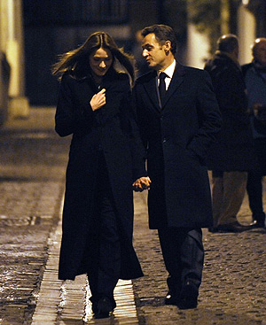 Sarkozy y su esposa paseando por Pars. Foto: AFP