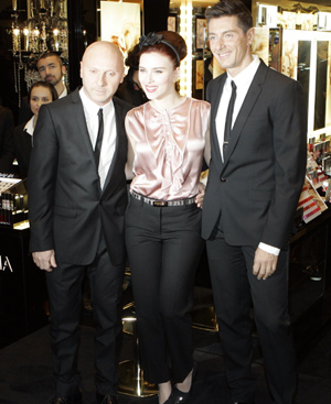 Dolce&Gabbana y Scarlett Johansson durante la presentacin de la nueva lnea cosmtica de la firma en Miln. FOTO: AP.