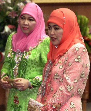 Las dos esposas del sultn de Brunei: Anak Hajah Saleha y Marian Haji Abdul. FOTO: AP.