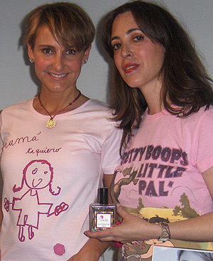 Ana Corsini, perfumista y creadora de la fragancia de rosas y Carla Royo-Villanova, detrs del improvisado laboratorio de olores.