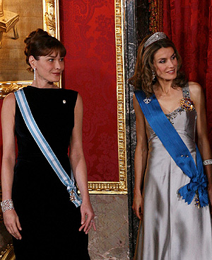 Carla Bruni y Letizia Ortiz, antes de la cena de gala en el Palacio de Oriente. FOTO: Ernesto Agudo