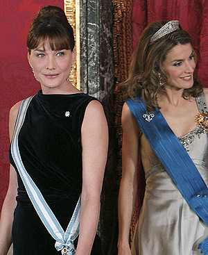 Carla Bruni y Letizia, antes de la cena en el Palacio Real. FOTO: EFE