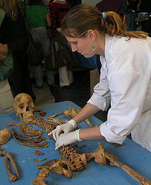 Una tcnico del Instituto de Antropologa Forense de Guatemala examina los restos de una vctima de la guerra civil. FOTO: Jos Manuel Bustamante