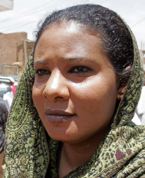 Lubna al-Hussein, periodista sudanesa condenada por vestir pantaln. Foto: AFP.