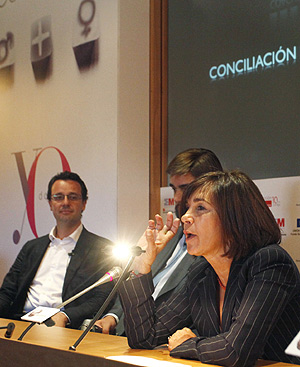 Charo Izquierdo presenta a los ponentes David Suriol y Miguel Janer, que han participado en la mesa 'La conciliacin de tercera generacin'. Foto: Carlos Alba.
