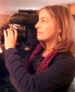 Una mujer filmando. FOTO: JUSTY GARCIA KOCH.
