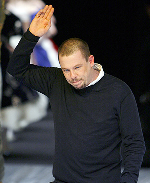 Alexander McQueen saluda tras presentar en Pars su coleccin otoo-invierno 2008-2009. FOTO: AP