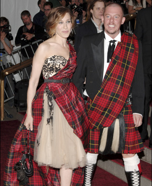 Alexander McQueen, con Sarah Jessica Parker en la gala del Costume Institute de 2006. FOTO: GTRESONLINE.