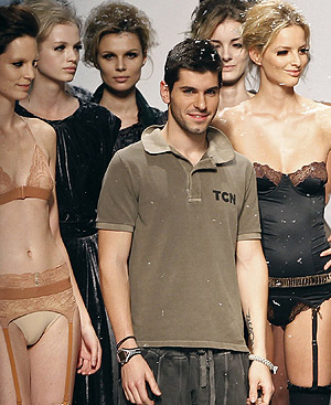 Jaime Alguersuari, con varias modelos de TCN. FOTO: REUTERS