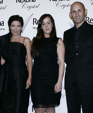 De izq. a dcha., Vanesa Lobera con el vestido ganador; Irene Toledano, vencedora del concurso, y Modesto Lomba.