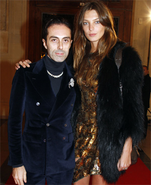 Giambatista Valli junto a la modelo Daria Werbowy.
