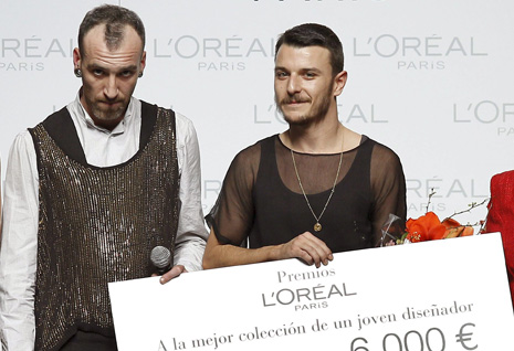 Los ganadores: Lluis Corujo (dcha.) y Etxeberria (izqda.) recogen su premio. (Foto: EFE)