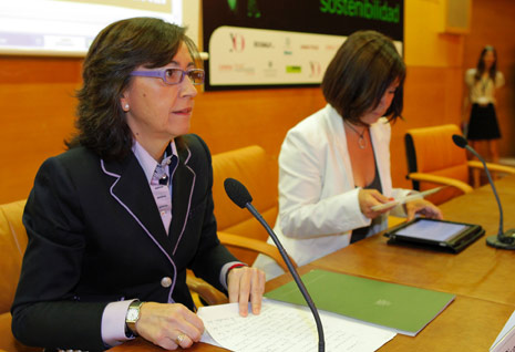 La ministra de Medio Ambiente, Medio Rural y Marino, Rosa Aguilar, y la directora de YO DONA, Charo Izquierdo. FOTO: Carlos Alba