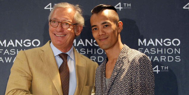 Isak Andic junto a Wisharawish Akarasantisook, ganador de la última edición de los Mango Fashion Awards.