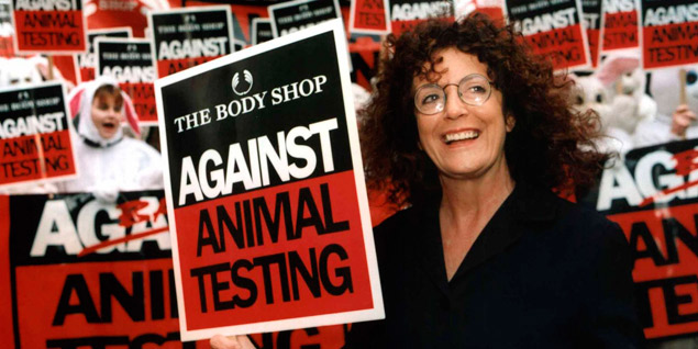 La fundadora de The Body Shop, Anita Roddick, en una acto reivindicativo.