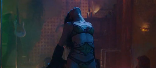 Fotograma del videoclip 'Gorilla' de Bruno Mars protagonizado por Freida Pinto.