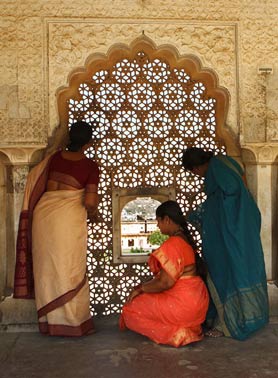 Ser mujer en la India, el trono y la cloaca