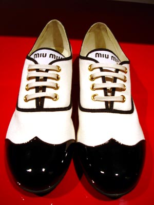 Los zapatos bicolores en tela y charol de Miu Miu. En Eks.