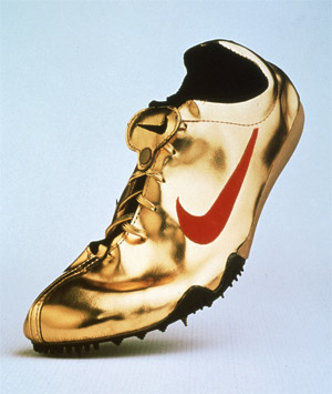Las llamativas zapatillas 'Gold' para 'running' de Nike.