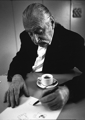 El maestro Ettore Sottsass relajndose con el lpiz en la mano. Foto de Luca Fregoso.