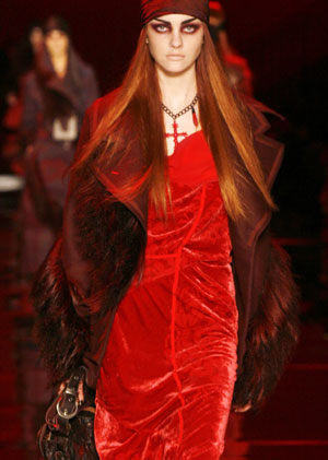 Un espectacular vestido en terciopelo rojo de Dior.