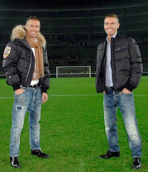 Los hermanos Dan y Dean Caten pisando el campo de la Juventus.
